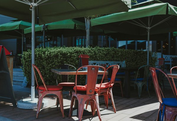 How can a restaurant effectively use an outdoor dining area to attract customers?
