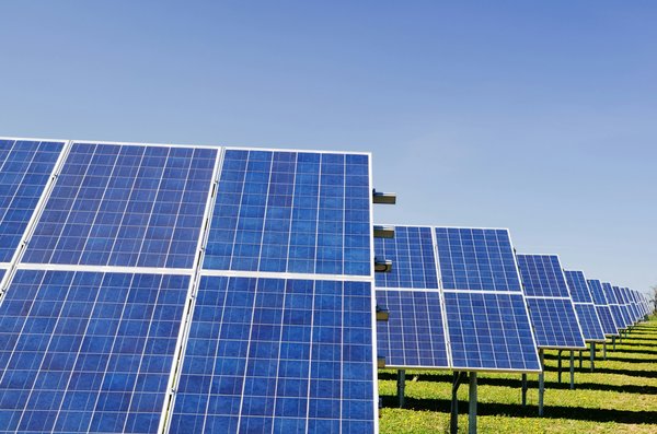 What are the benefits of using renewable energy sources in a restaurant?